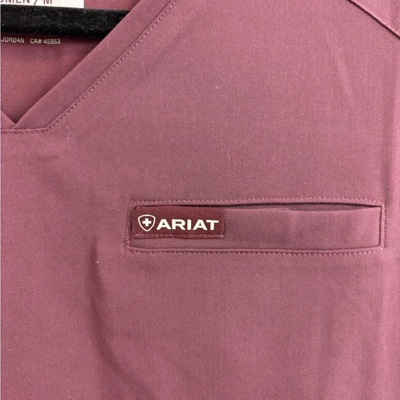 NWT Ariat Clara 6 Pocket Burgundy Scrub Top Size M - Picture 3 of 9